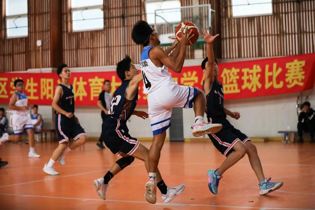 包含竞争激烈的比赛赛场，选手们敢拼敢搏的词条