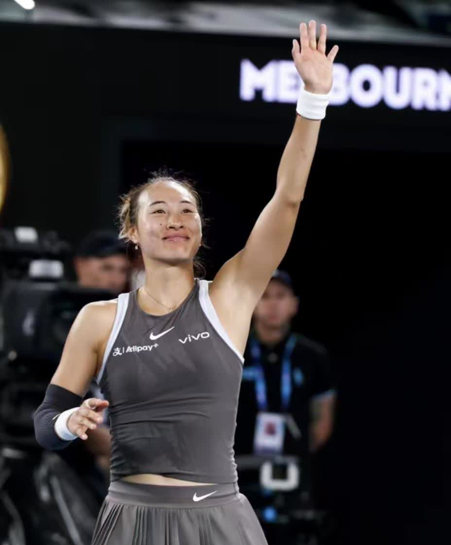 克罗地亚选手在举重比赛中获胜