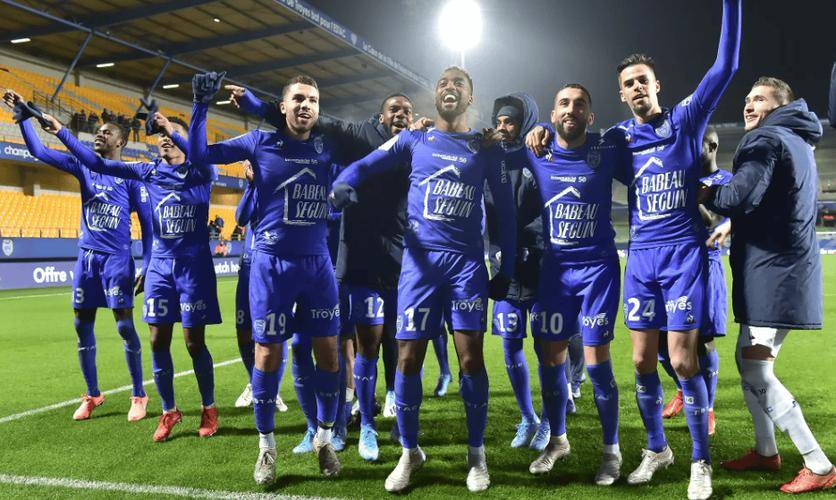 尼斯队在法甲联赛中排名领先