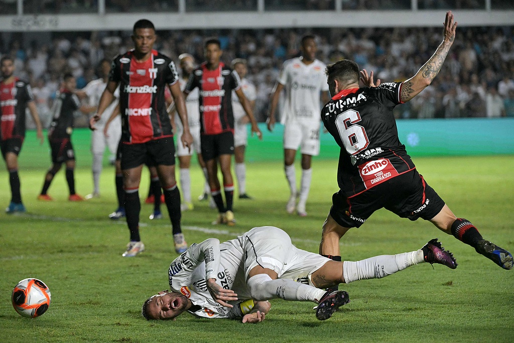 巴黎圣日耳曼重伤倒地，阿森纳全队围拢祈祷，场面感人的简单介绍