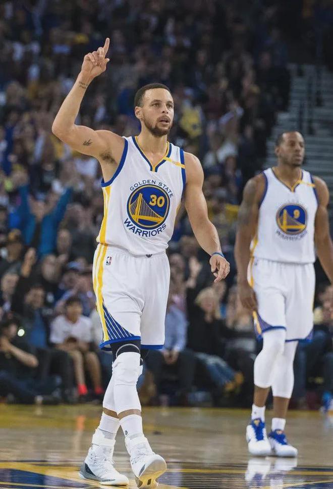  库里回归赛场，问鼎冠军首场状态亮眼，美国队观众沸腾！